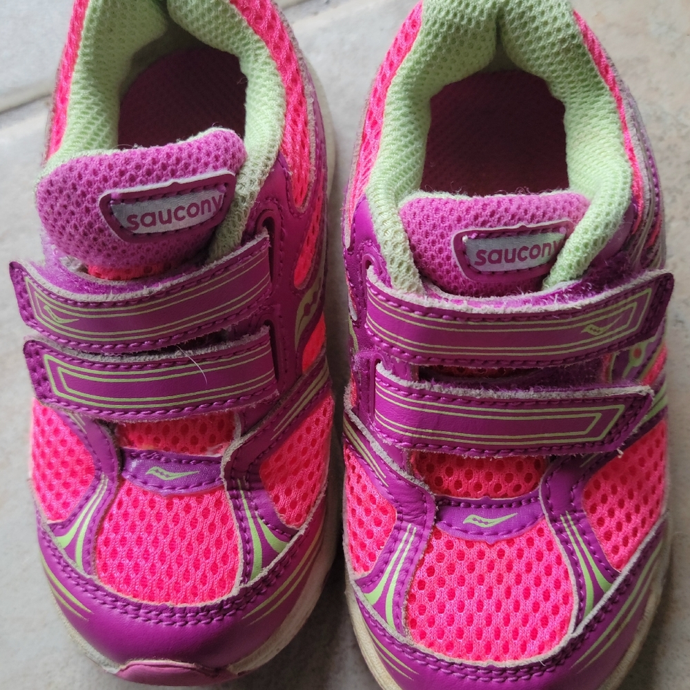 ~Saucony Toddler Velcro Tennis Shoes Sz 6.5 in EUC~
